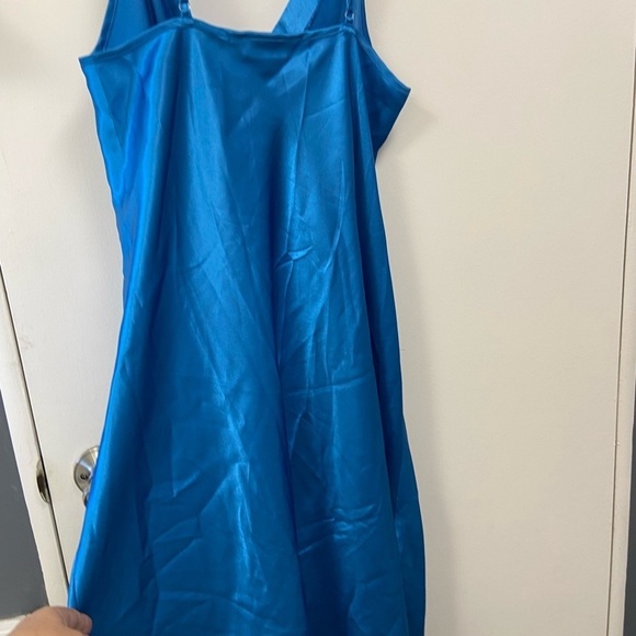 Private luxuries, turquoise satin feel nightgown women’s size large - Picture 4 of 9